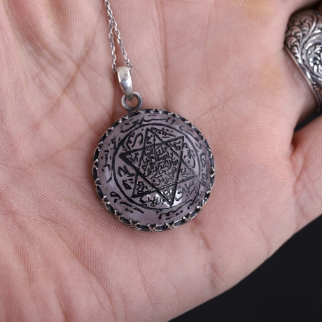 Pembe Kuvars Taş Üzeri El Yazması Mührü Süleyman Kolye 