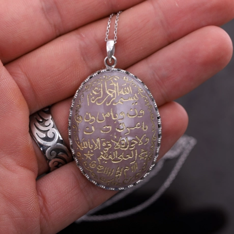 Pembe Kuvars Taş Üzeri Elde Kazıma Muhabbet Tılsımı Kolye 
